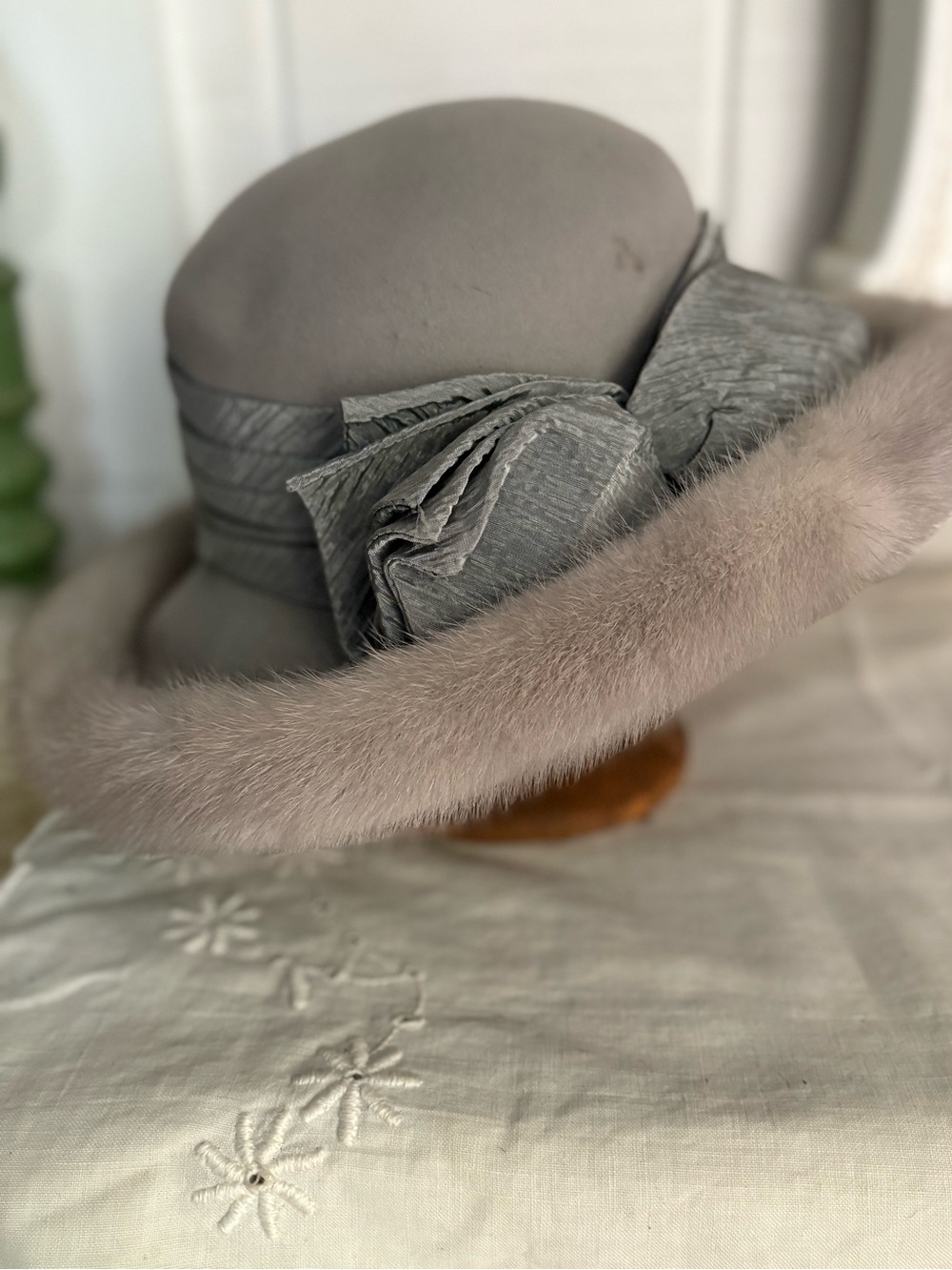 Vintage Classic Grey Felt Cloche Hat with Fur Trim